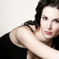 Laura Mennell