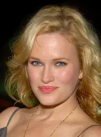 Nicholle Tom